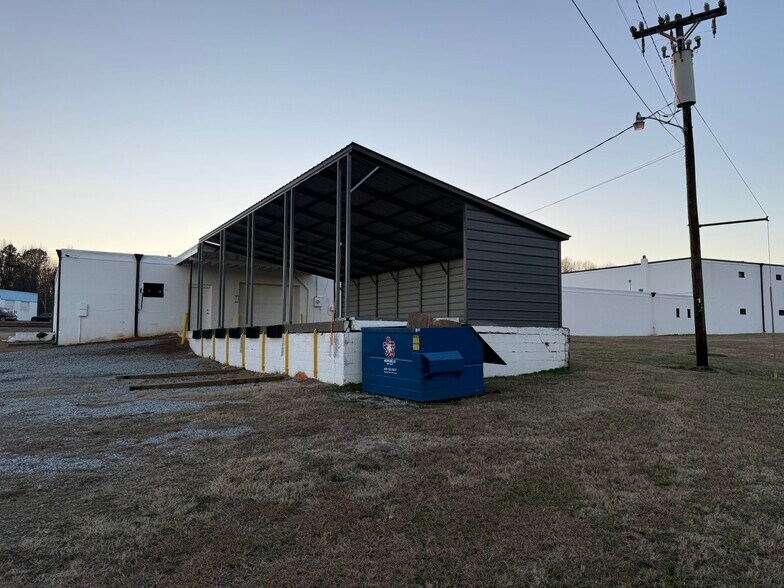 More Photos Of 630 Trindale Rd, Trinity Warehouse For Lease