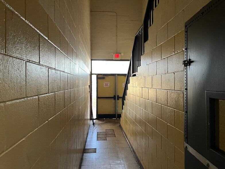 More Photos Of 6612 Arlington Expy, Jacksonville Schools For Lease