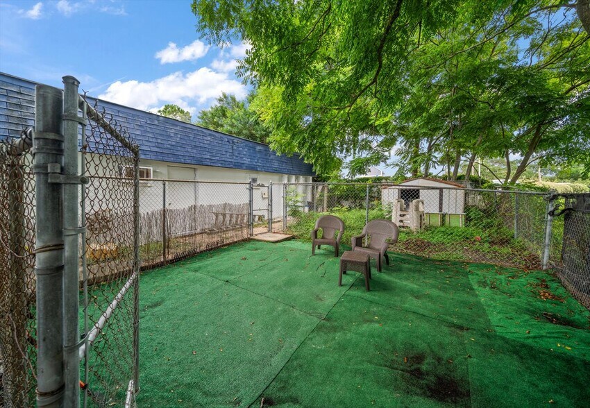 More Photos Of 1631 W Bay Dr, Largo Veterinarian Kennel For Sale