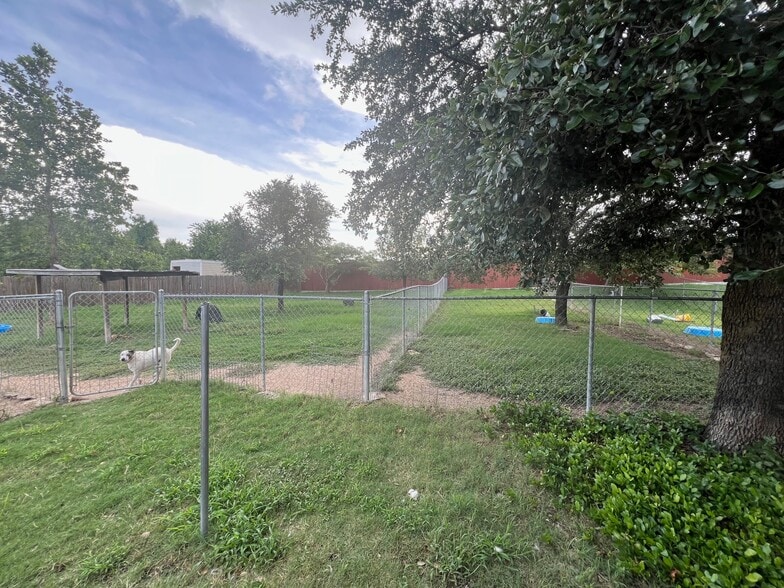 More Photos Of 628 E Veterans Memorial Blvd, Harker Heights Veterinarian Kennel For Sale