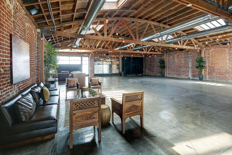 More Photos Of 3921 W Jefferson Blvd, Los Angeles Flex For Lease