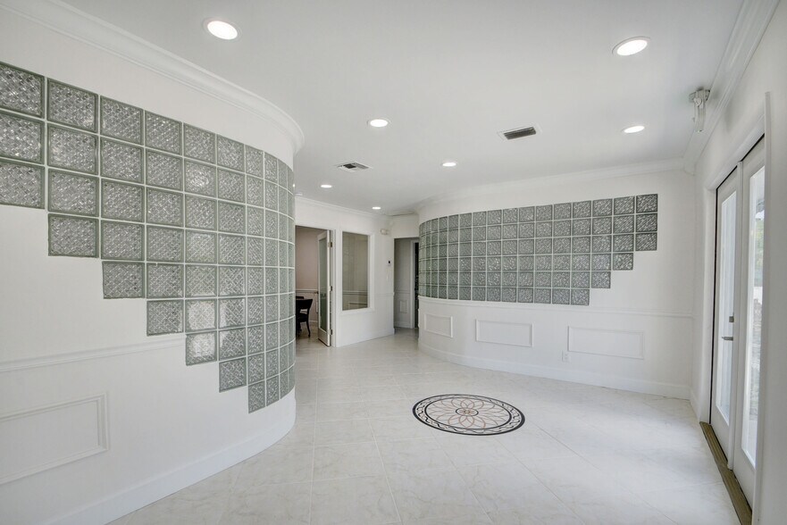 More Photos Of 830 N Federal Hwy, Lake Worth Office For Lease
