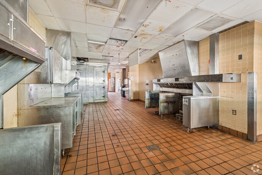 More Photos Of 2920 NE Adams St, Peoria Freestanding For Sale