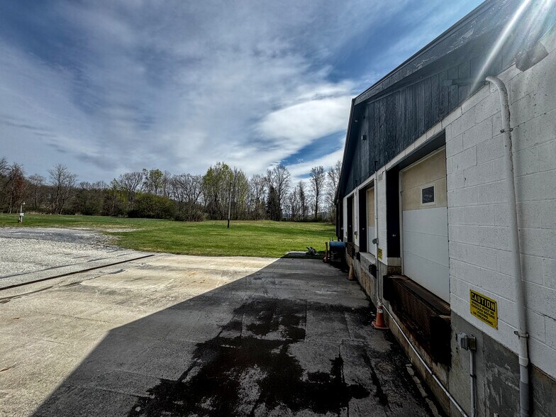 More Photos Of 33 Transport Dr, Bennington Freestanding For Sale