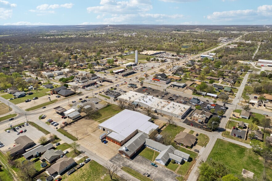 More Photos Of 710 S Adams St, Sapulpa Distribution For Sale