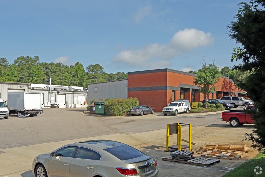 More Photos Of 5995-6005 Chapel Hill Rd, Raleigh Showroom For Lease