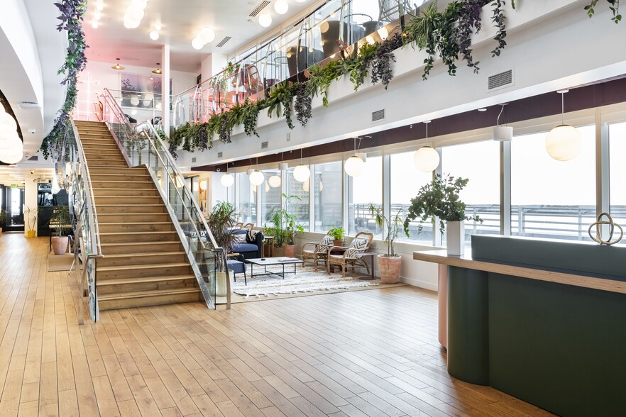 More Photos Of 555 W 5th St, Los Angeles Office For Lease