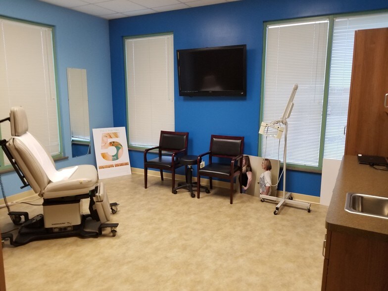 More Photos Of 3170 E 53rd St, Davenport Freestanding For Lease