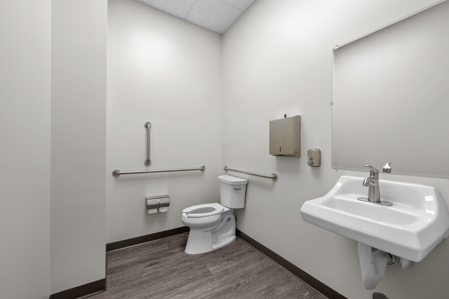 More Photos Of 5007 S Westshore Blvd, Tampa Warehouse For Lease