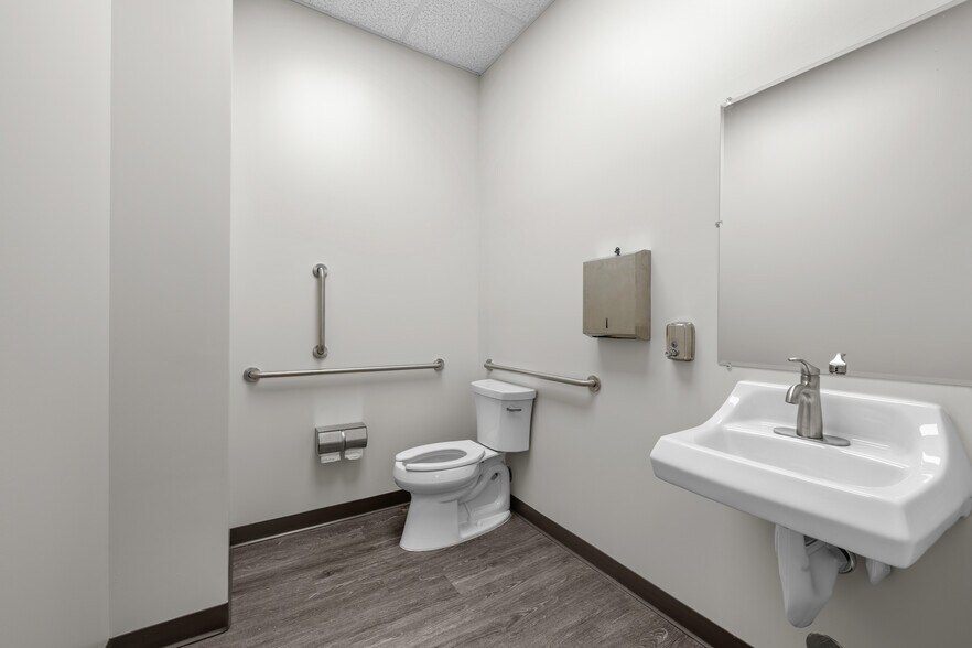 More Photos Of 5007 S Westshore Blvd, Tampa Warehouse For Lease