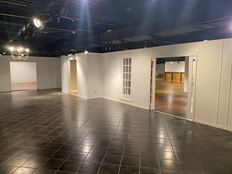 More Photos Of 156 S Main St, High Point General Retail For Lease