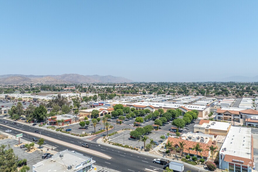 More Photos Of 1986 W Florida Ave, Hemet Storefront For Lease