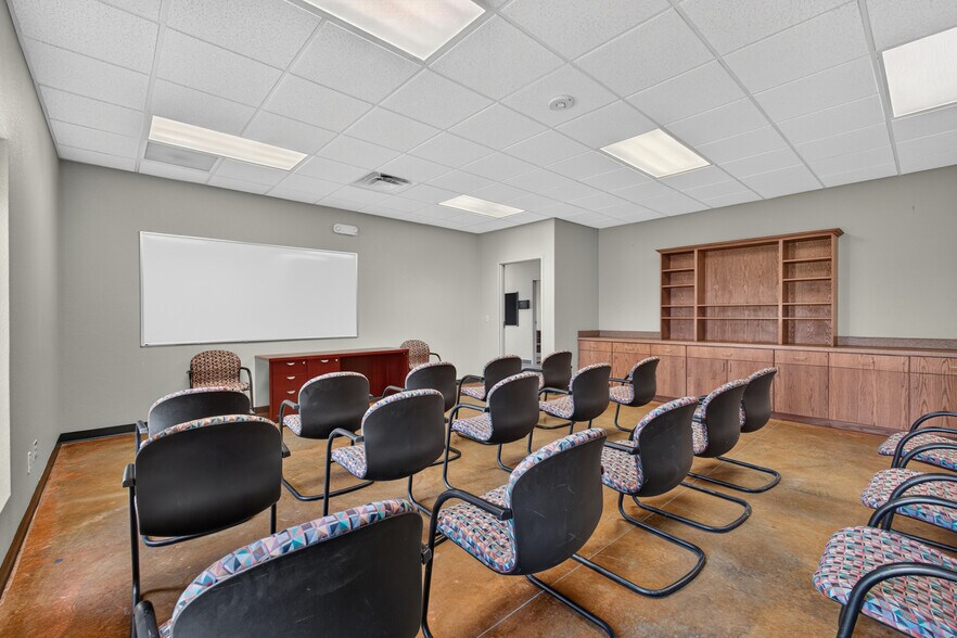 More Photos Of 906 S Eastern Ave, Elk City Warehouse For Sale