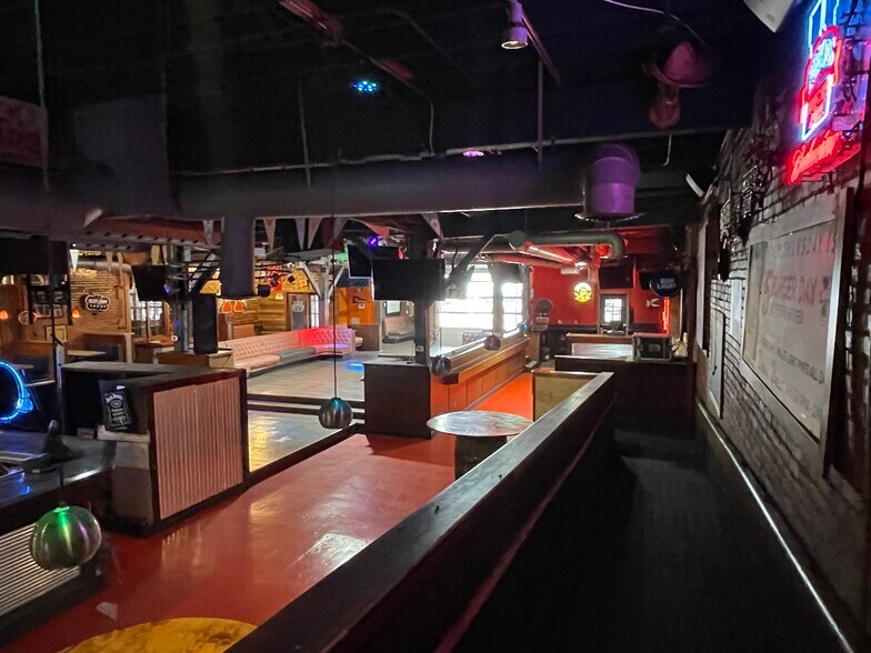 More Photos Of 117 N Mosley St, Wichita Bar For Lease