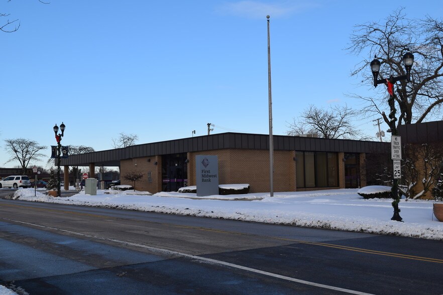 More Photos Of 411 N Seymour Ave, Mundelein Bank For Lease