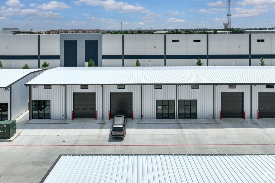 More Photos Of 13021 Harmon Rd, Fort Worth Flex For Lease