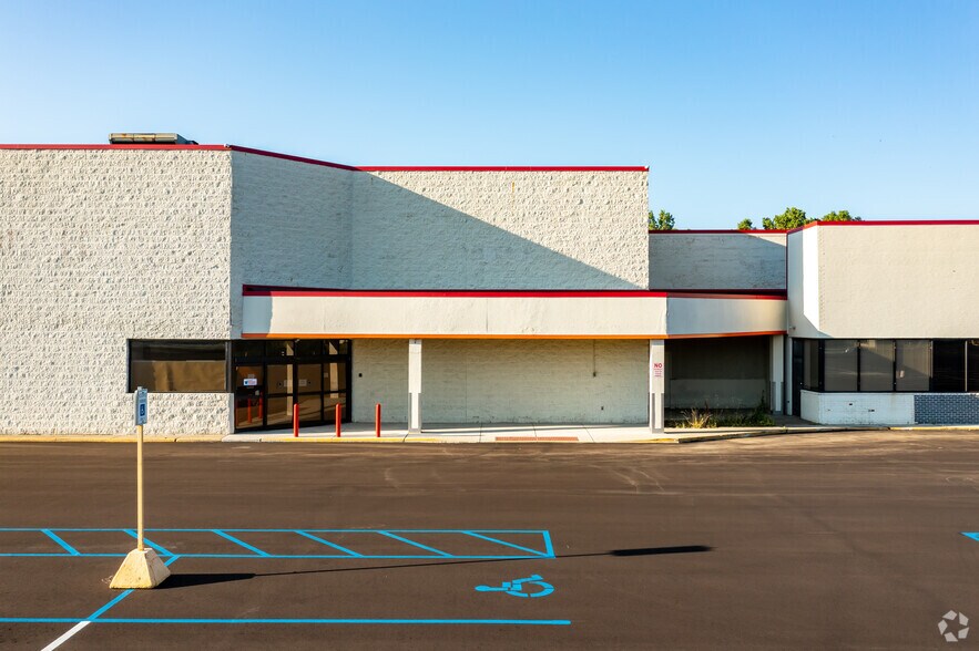 More Photos Of 4813-4945 Clio Rd, Flint Unknown For Lease