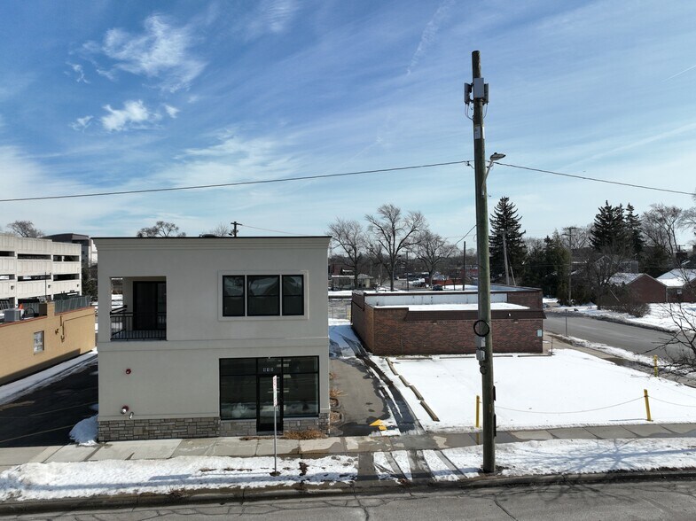 More Photos Of 915 S Washington Ave, Royal Oak General Retail For Sale