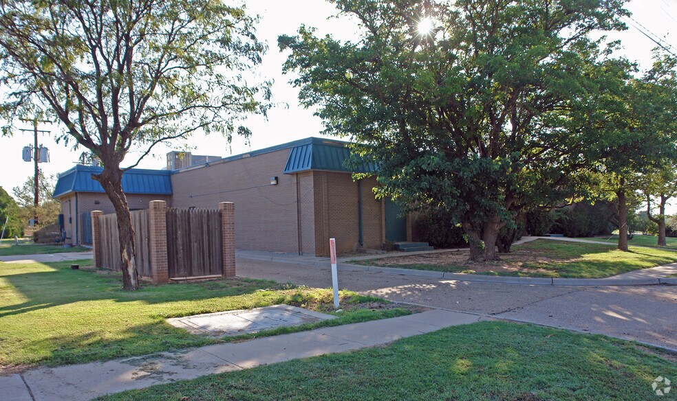 More Photos Of 9712 8th Dr, Lubbock Office For Lease