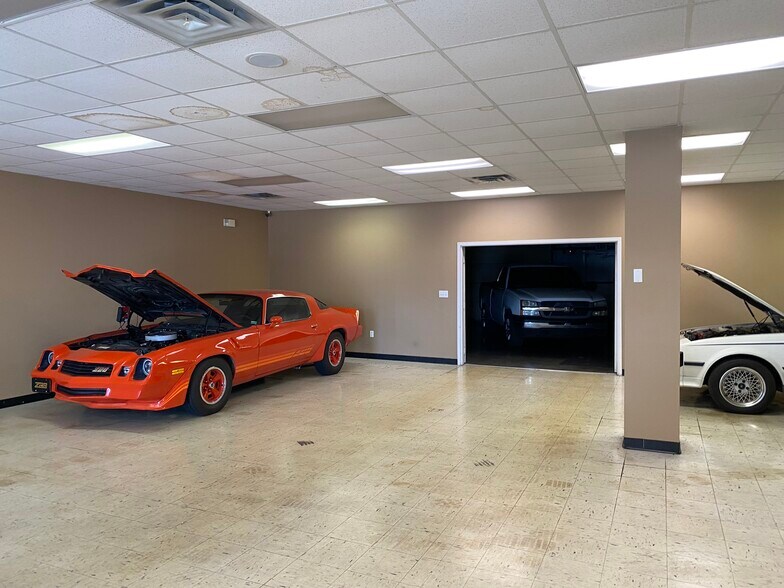 More Photos Of 1955-1959 Phelps St, Springfield Freestanding For Lease