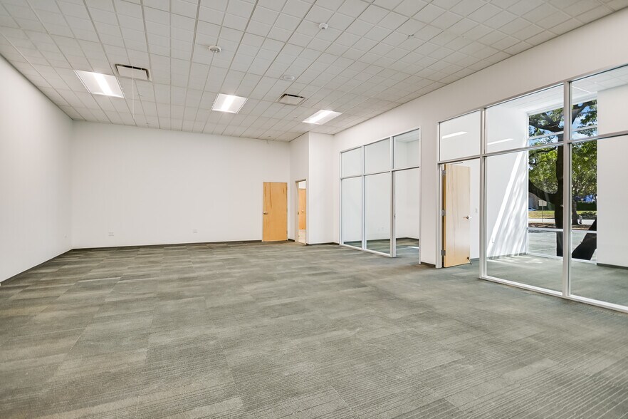 More Photos Of 10420 Metric Blvd, Austin Warehouse For Lease