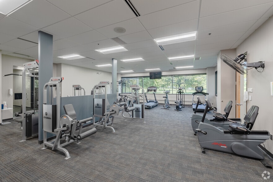 More Photos Of 4-6 Parklane Blvd, Dearborn Office For Lease