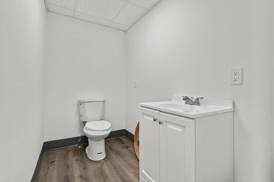 More Photos Of 433 Main St, New Hartford Office Residential For Lease