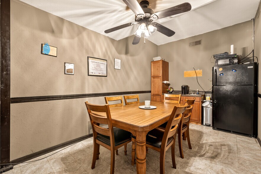 More Photos Of 1401 E Main St, Linn Flex For Sale