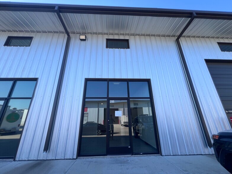 More Photos Of 13017 Harmon Rd, Fort Worth Flex For Lease