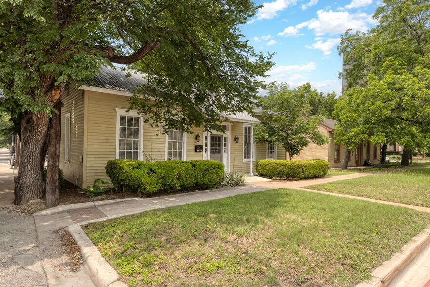 More Photos Of 1304 Guadalupe St, Austin Office For Lease