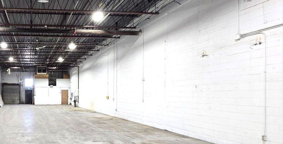 More Photos Of 650-840 Boul Du Curé-Boivin, Boisbriand Distribution For Lease