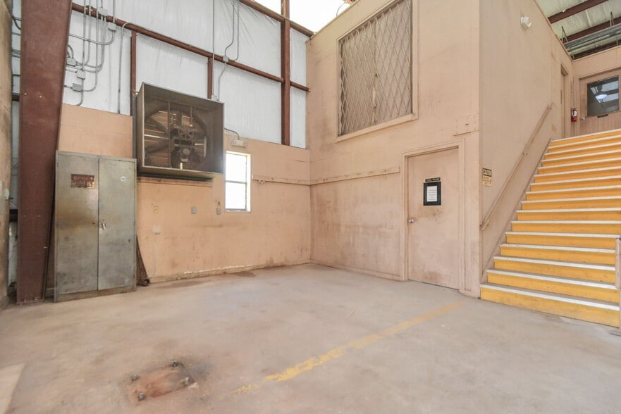 More Photos Of 1500 W Highway 6, Alvin Truck Terminal For Lease