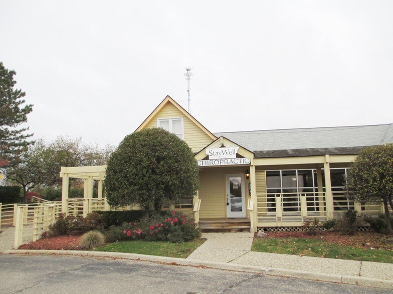 More Photos Of 41990-42040 Grand River Ave, Novi Unknown For Lease