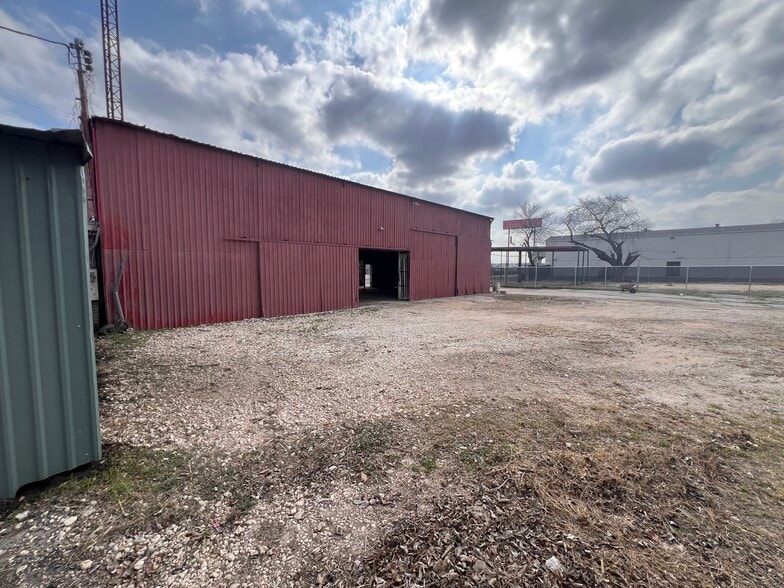 More Photos Of 6501 Enrique M Barrera Pky, San Antonio Industrial For Lease