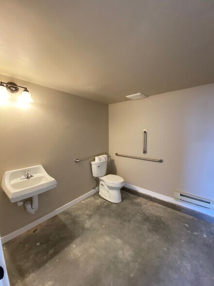 More Photos Of 317 N 7th Street, Montrose Light Distribution For Sale