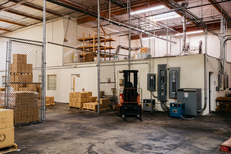 More Photos Of 725 Via Alondra, Camarillo Warehouse For Lease