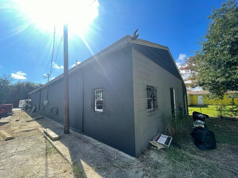 More Photos Of 1916 Cedar Dr, La Marque Restaurant For Lease