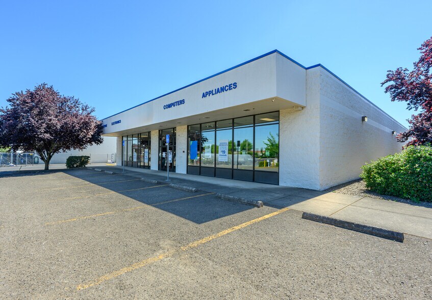 More Photos Of 1580 Mount Hood Ave, Woodburn Department Store For Lease
