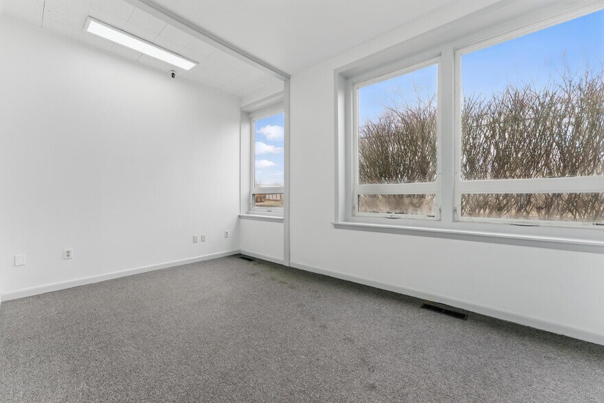 More Photos Of 755 New Ludlow Rd, South Hadley Warehouse For Lease