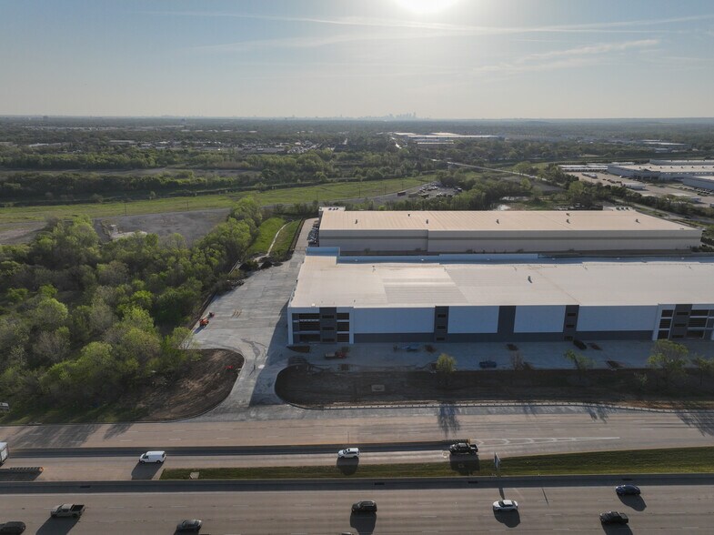 More Photos Of 902 W Shady Grove Rd, Grand Prairie Distribution For Lease