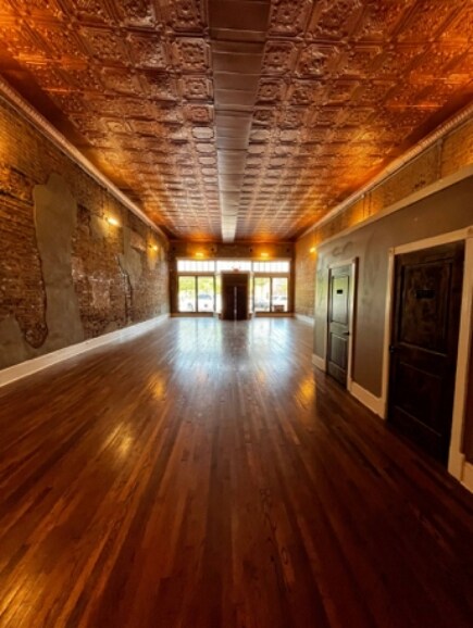 More Photos Of 204 W Knox St, Ennis Storefront Retail Office For Lease