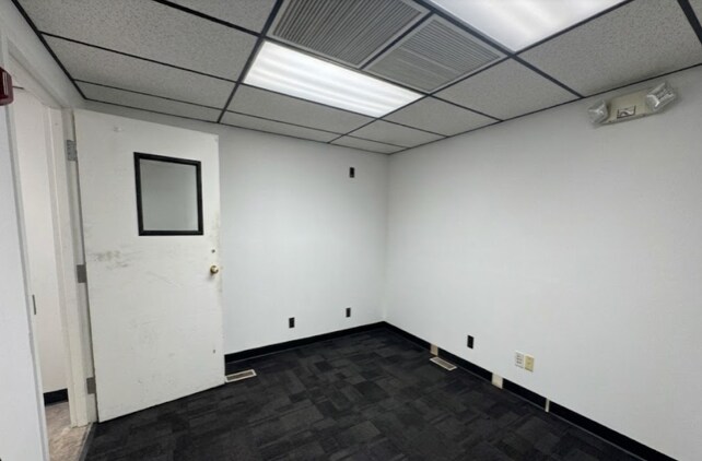 More Photos Of 1951 Logan Ave, Hamilton Warehouse For Lease