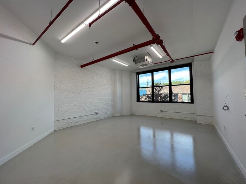 More Photos Of 389 Rider Ave, Bronx Warehouse For Lease