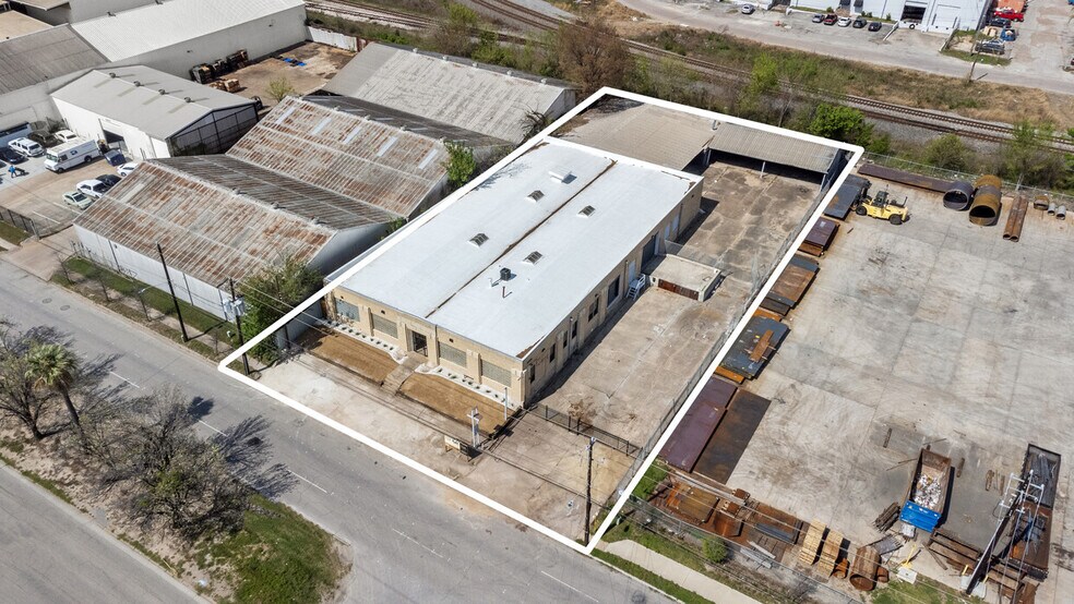 More Photos Of 5611 Clinton Dr, Houston Warehouse For Lease