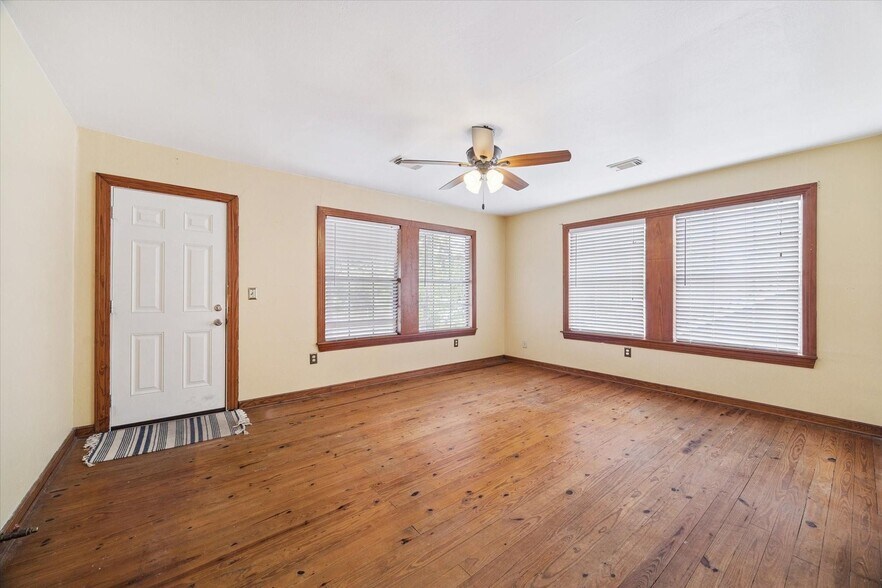 More Photos Of 510 E Main St, Humble Office For Sale