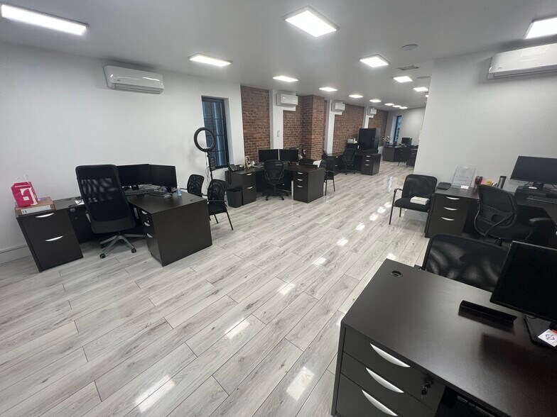More Photos Of 13531 Kew Gardens Rd, Richmond Hill Office For Sale