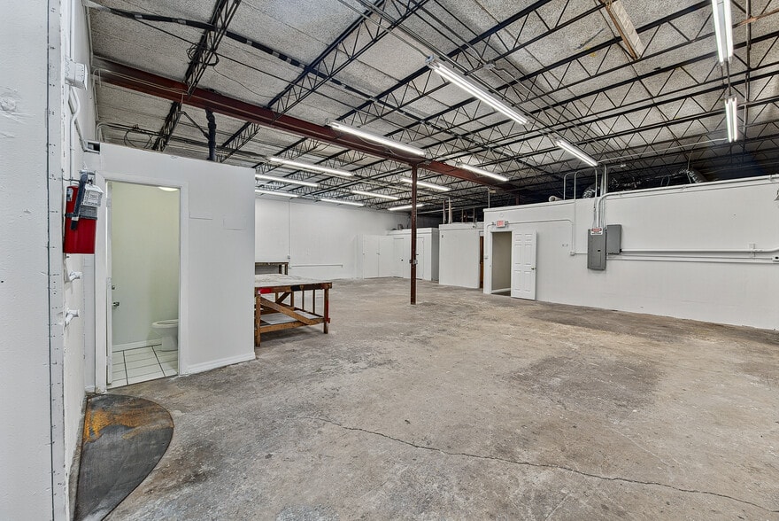 More Photos Of 900-950 NE 40th Ct, Oakland Park Warehouse For Lease