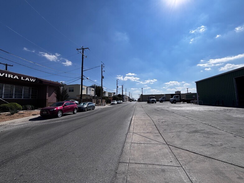 More Photos Of 718 N Cherry St, San Antonio Research And Development For Lease