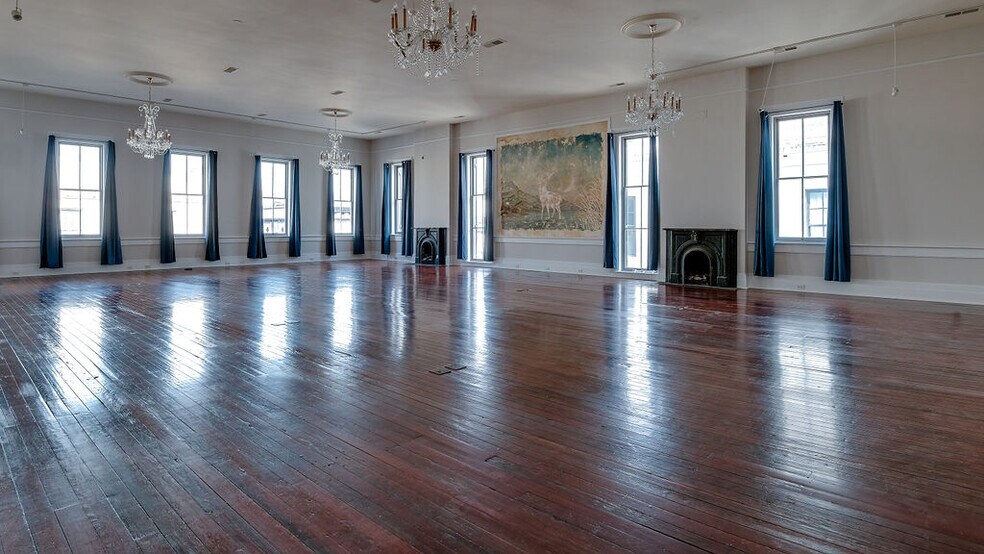 More Photos Of 36 W Broughton St, Savannah Office For Lease