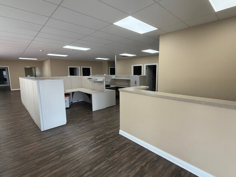 More Photos Of 2021 W Lloyd Expy, Evansville Showroom For Lease